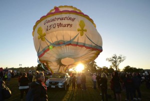 The Hamilton 150th balloon.The cake has 16 pink candles, the biggest of these measures 6.5m high. If the cake balloon was a real cake it would weigh approximately 326,000kgs and 7 million people would be able to have a slice.