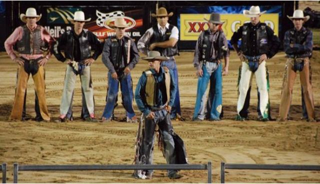 HOWDY: Kiwi cowboy Babbington greets the Mackay crowd before his winning ride Photo: Sarah Biss